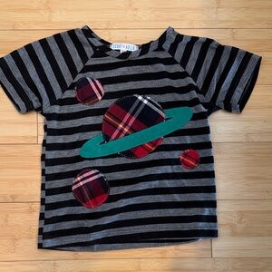 LIKE NEW! Scout & Adler Kids Black Grey Appliqué Planet Cotton Tee Shirt Sz 2T